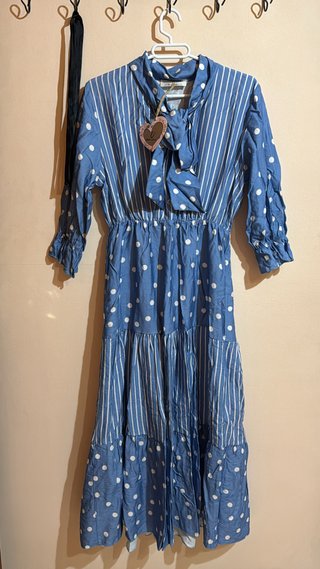 Vestido largo azul con rayas y lunares