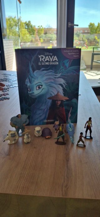 Libro y juego Raya y el último dragón