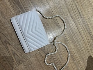 Bolso Blanco con Asa de Perlas