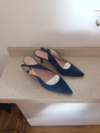 Zapatos de tacón azul, suela roja
