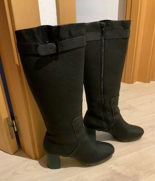 Botas Camper de cuero negro.