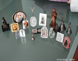 Colección de 17 figuras e imágenes religiosas