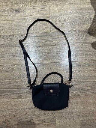 Bolso negro con asa y bandolera