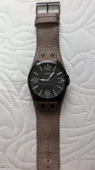 Reloj Guess con correa de cuero