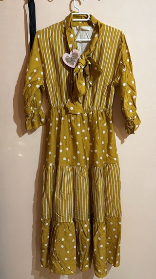 Vestido largo amarillo con lunares y rayas