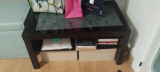 Mesa de centro negra con sobre de cristal