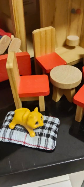 Casita con muñecos y accesorios de madera