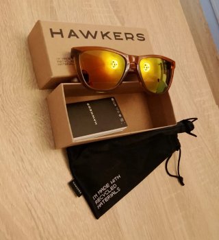 Gafas de sol Hawkers color marrón.