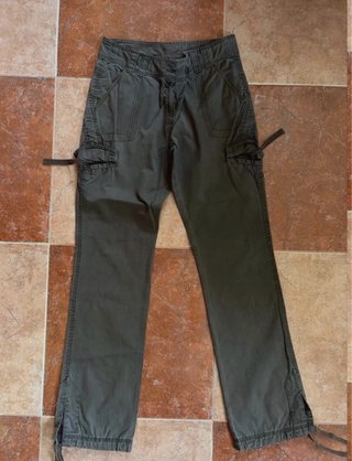 Pantalón largo estilo cargo verde oliva