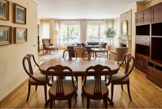 Conjunto de mesa extensible y 6 sillas de madera