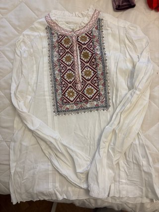 Camisa Blanca con Bordados y Abalorios