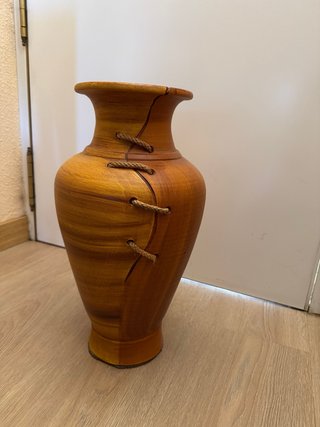 Jarrón de madera con detalles de cuerda