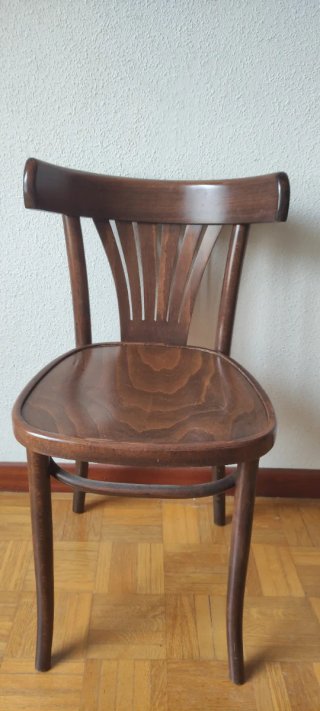 Silla Antigua de Madera con Respaldo Curvado