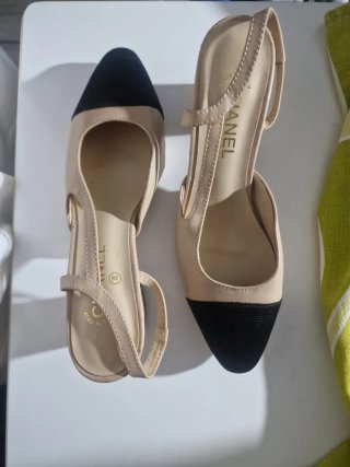 Tacones Chanel Beige y Negros