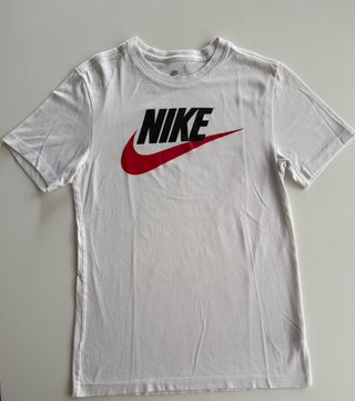 Camiseta Nike Blanca Logo Negro y Rojo