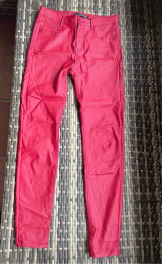 Pantalón Rojo Efecto Cuero
