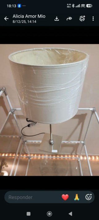 Lámpara de sobremesa beige y plateada