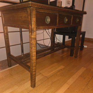 Escritorio de madera clásico