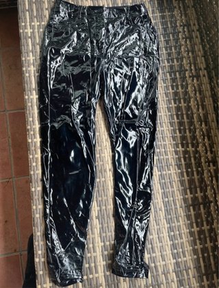 Pantalón Negro Estilo Vinilo