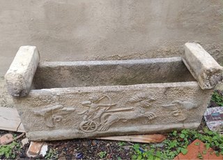 Jardinera de Piedra con Relieve