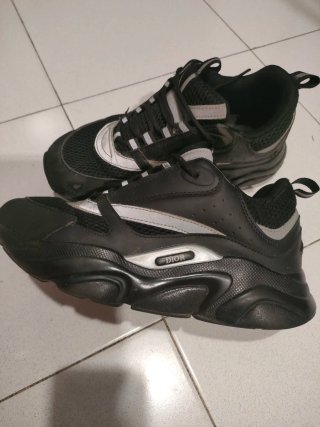 Zapatillas  Negras Talla 41 y con gris reflectante