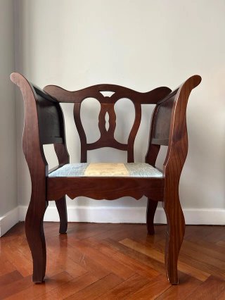 Butaca de madera clásica
