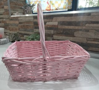 Cesta de mimbre rosa