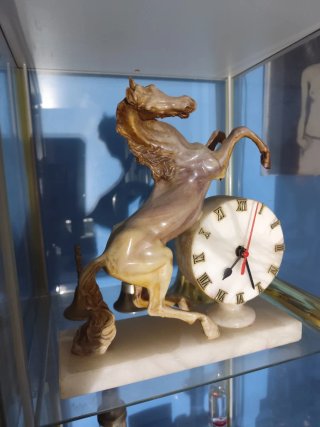 Reloj de Sobremesa con Figura de Caballo alabastro