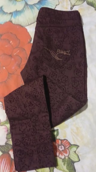 Pantalón pitillo Desigual burdeos