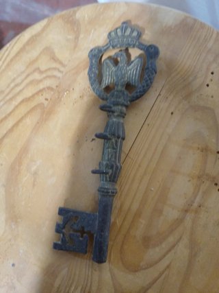 Colgador de pared con forma de llave