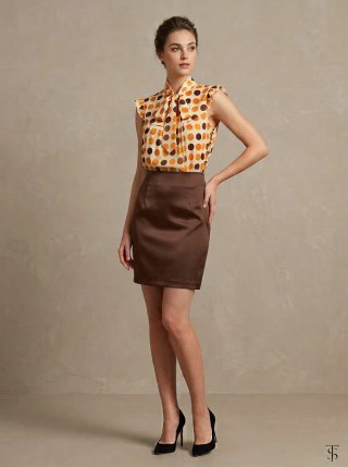 Vestido corto satinado con lunares