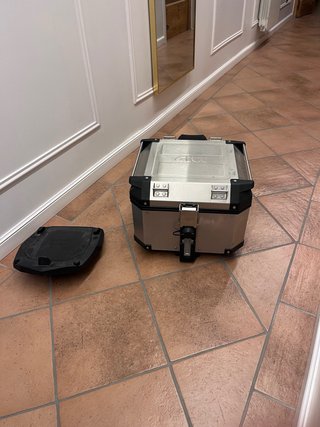 Baúl Givi Trekker Outback 42L Aluminio