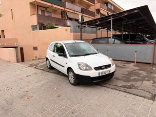 (SUPER OCASION)Ford Fiesta distintivo B🟡