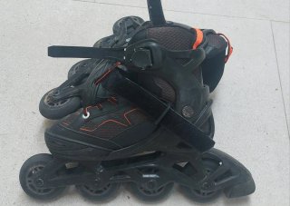 Patines en línea negros + casco + bolso