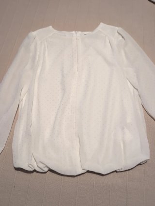 Blusa blanca con detalles brillantes