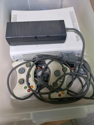 Console Xbox 360 con due controller