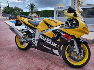 Moto Deportiva Suzuki GSX-R Amarilla