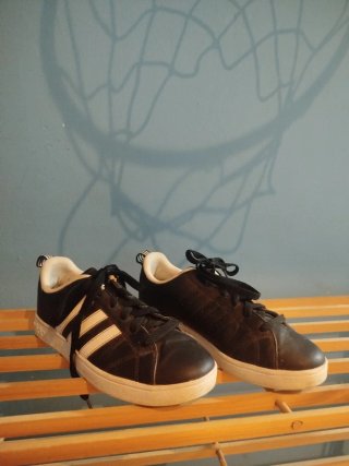 Zapatillas Adidas Negras y Blancas