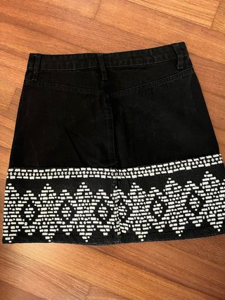 Falda vaquera negra con estampado