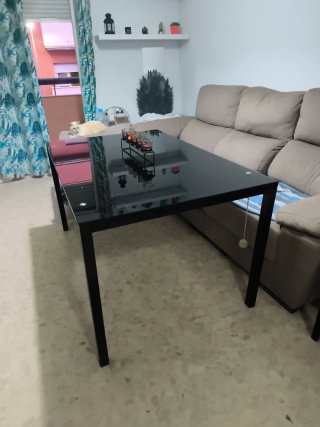 Mesa de Comedor Negra con Sobre de Cristal