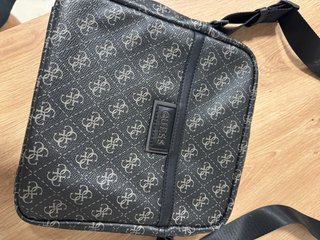 Bandolera Guess Negra