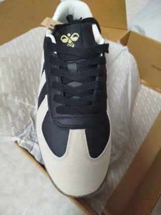 Zapatillas Hummel Negras y Beige