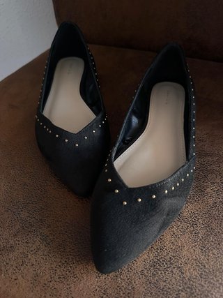 Manoletinas con detalles dorados