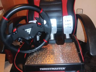 Volante y Pedales Thrustmaster con Célula Carga
