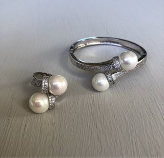Bracciale rigido e anello con perle sintetiche