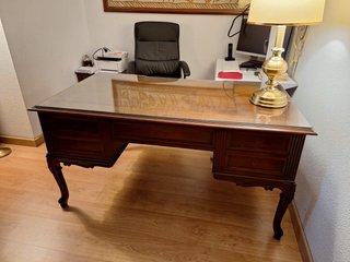 Mesa de despacho clásica de madera