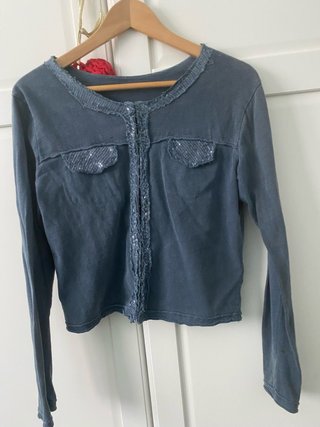 Chaqueta fina azul con detalles de lentejuelas