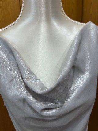Vestido de terciopelo con cinturón.