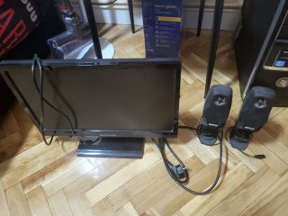 Torre de PC con Monitor y Altavoces