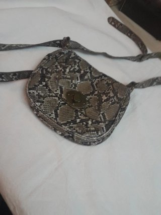 Bolso con estampado de piel de serpiente